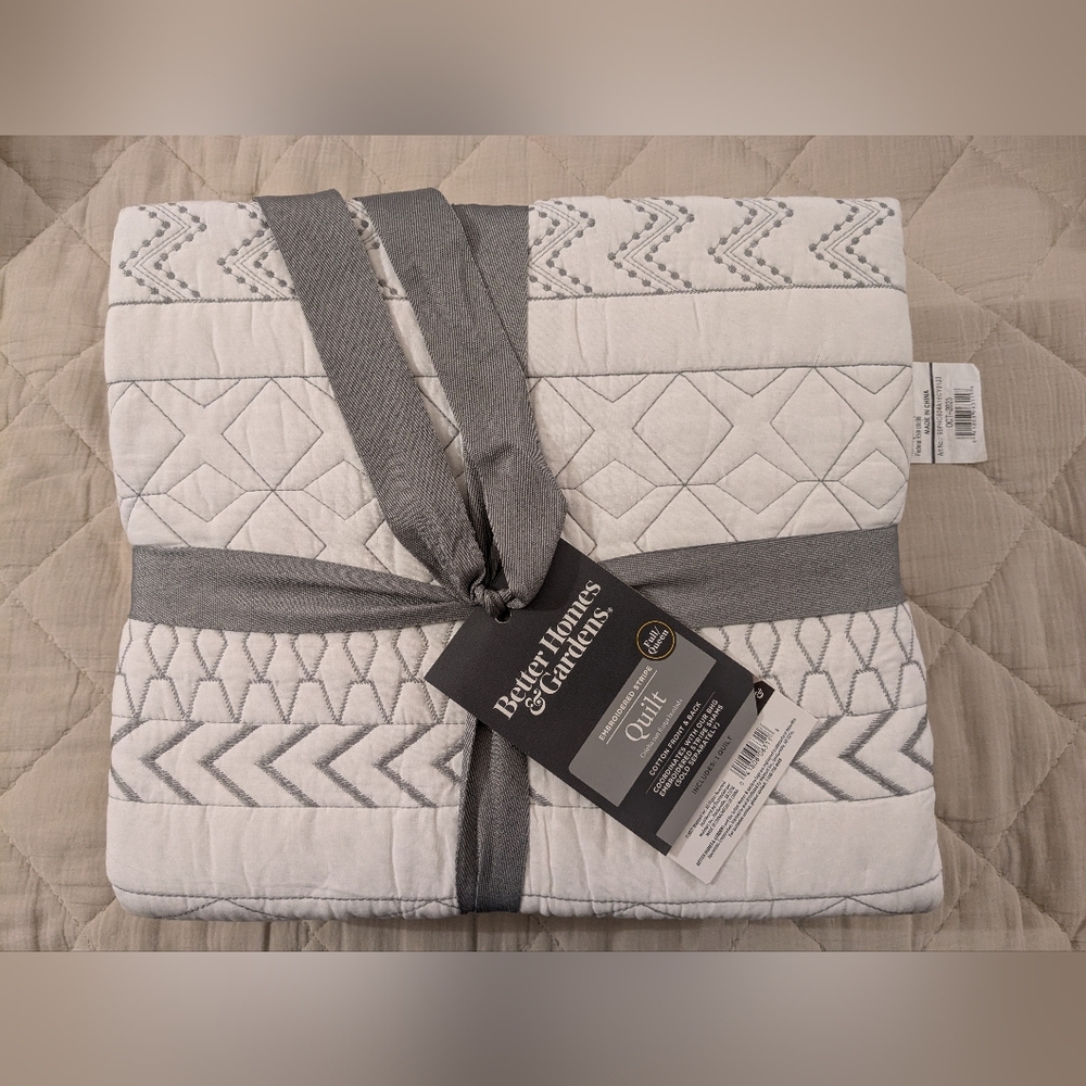BHG Better Homes and Gardens Queen/Full Quilt (Grey Aztec) Cotton! NWT